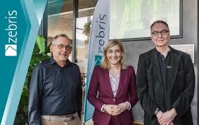 Nina Warken with two men during a visit to the medical-technology company zebris
